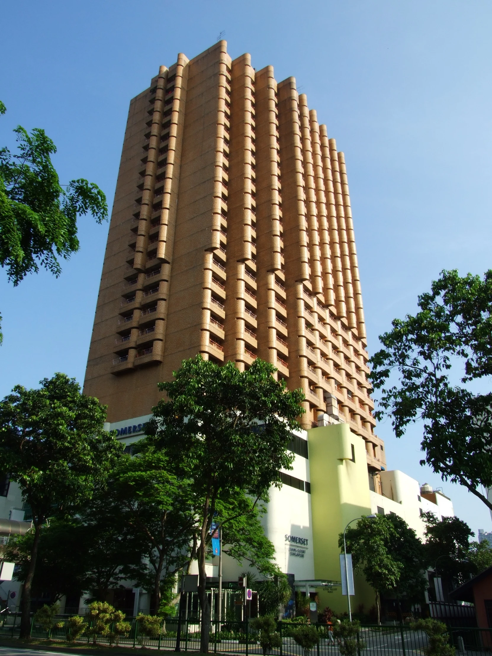 the outside of a multi - story brick el