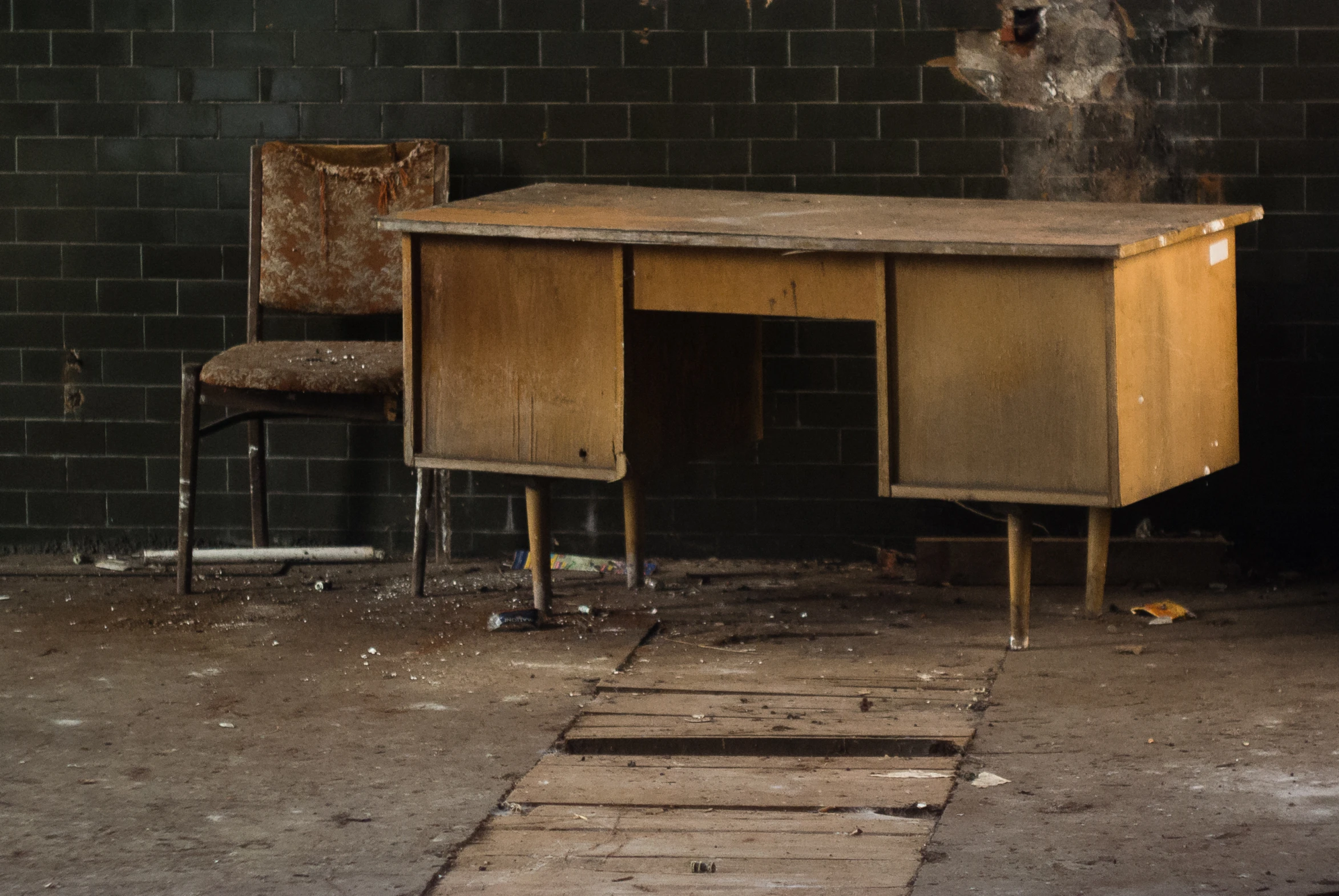 a chair and desk in an empty room