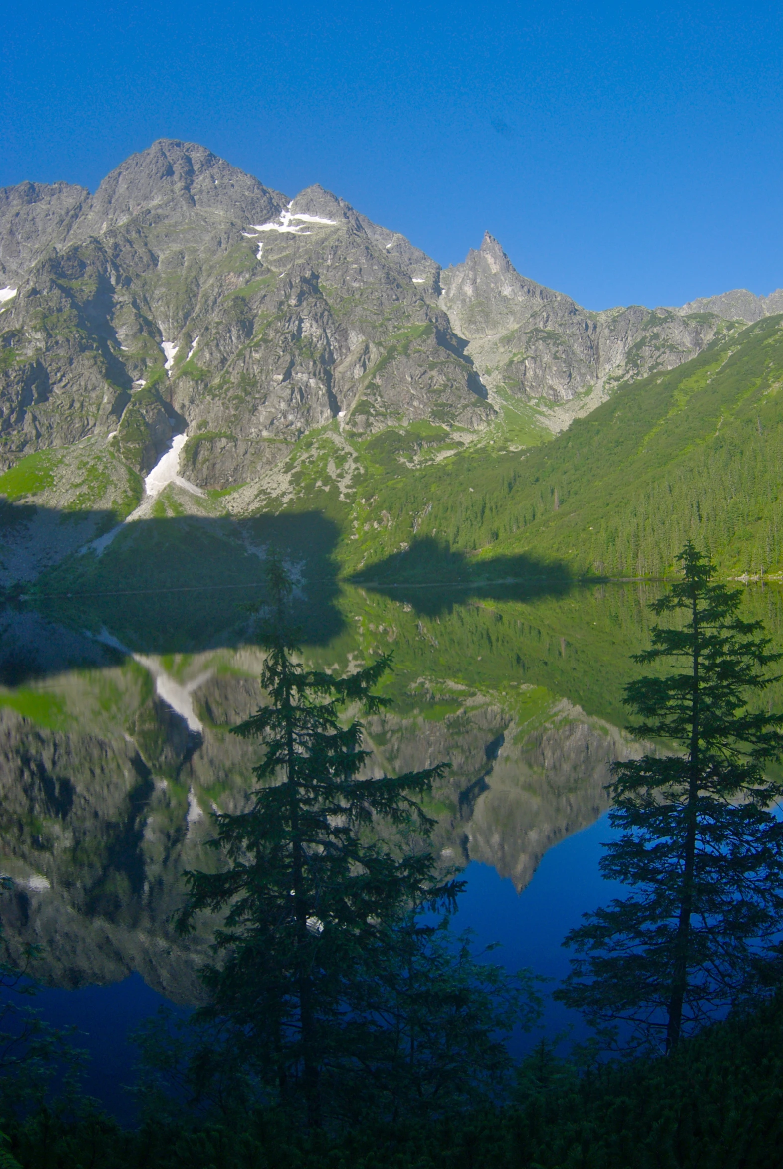 a mountain range in the middle of a lake