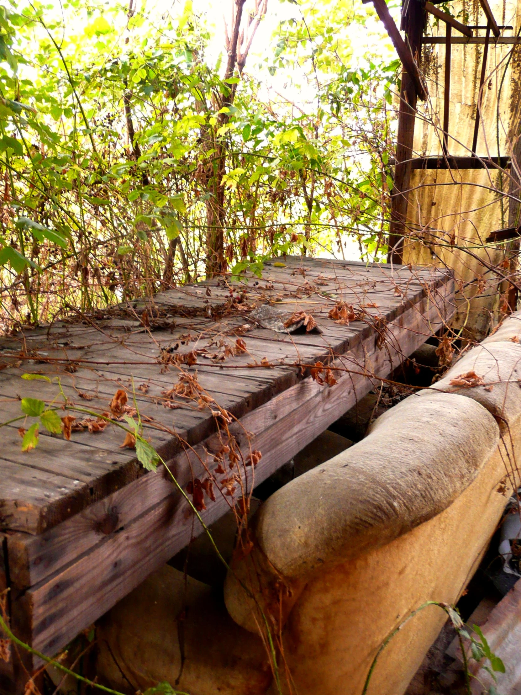 a bench that is made out of pallets