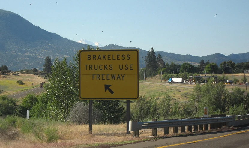 a sign on a highway says it is keless