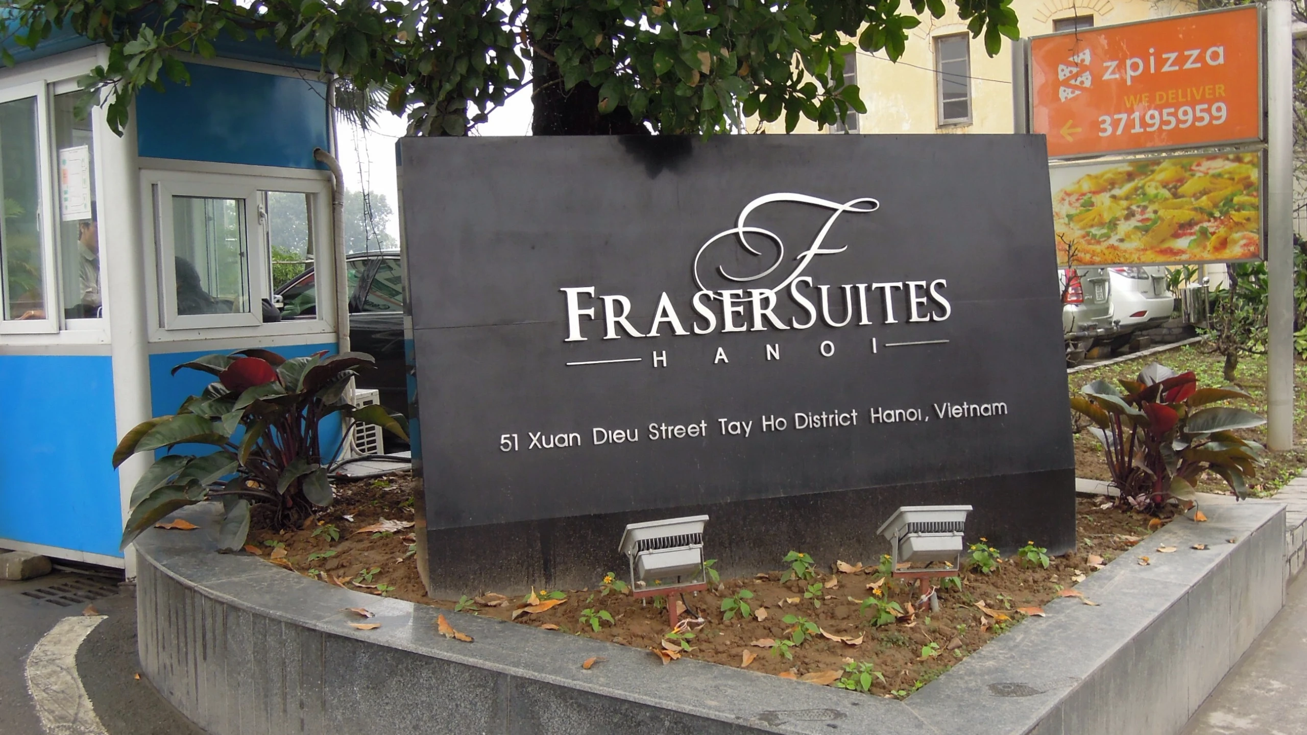 a sign that reads fransfruts has arrived at the entrance