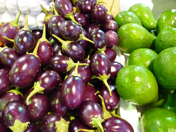 a bunch of gs and limes at a market