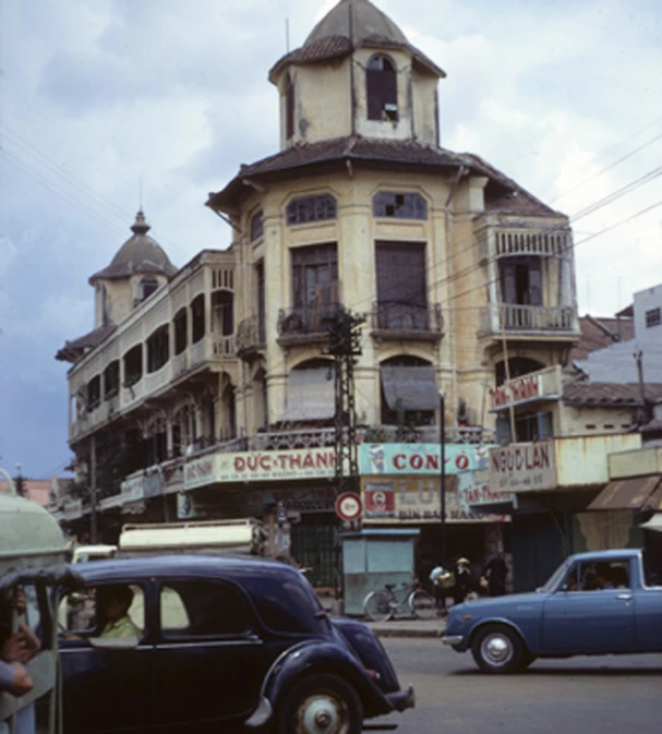 an old time looking city street with many cars