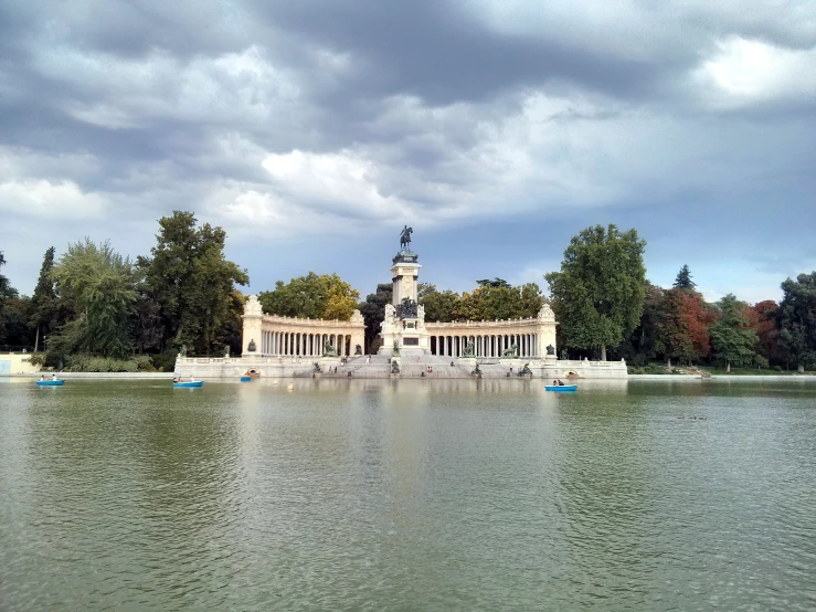 a fountain sits in the middle of a water - filled area