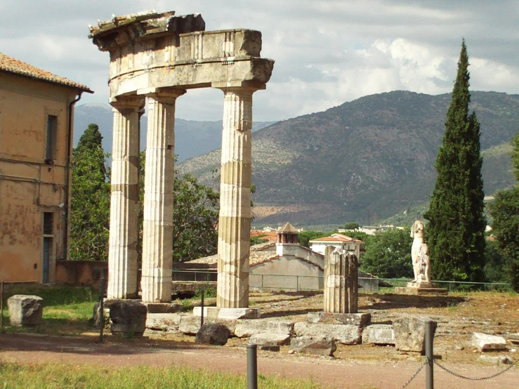 there is a large stone structure with many pillars