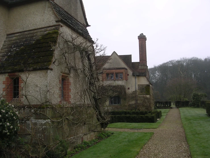 there is an old house with lots of vines growing out of the side