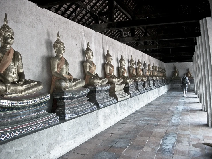 some very long wall with sculptures of buddhas