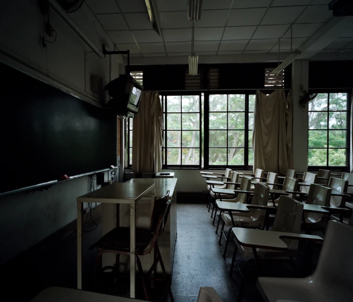 there is an empty classroom with blackboards