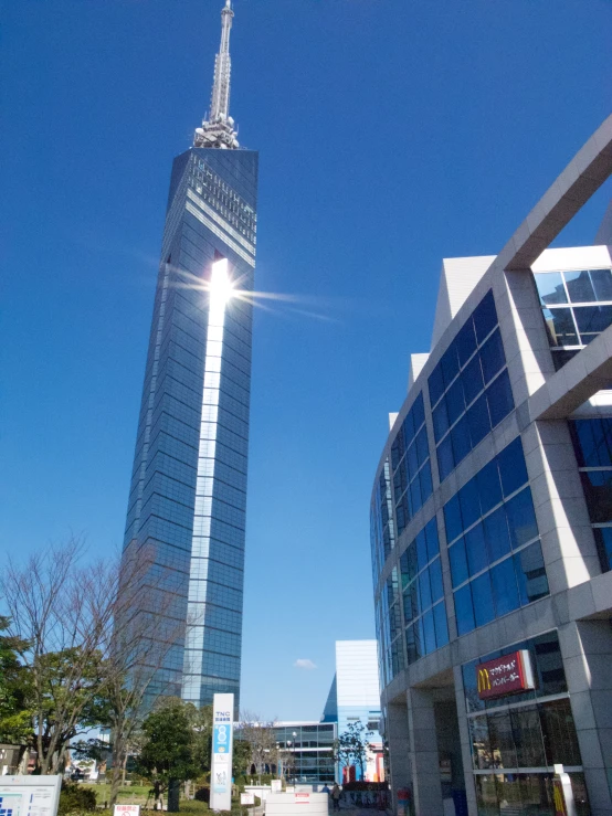 a very tall building sitting in the middle of a city