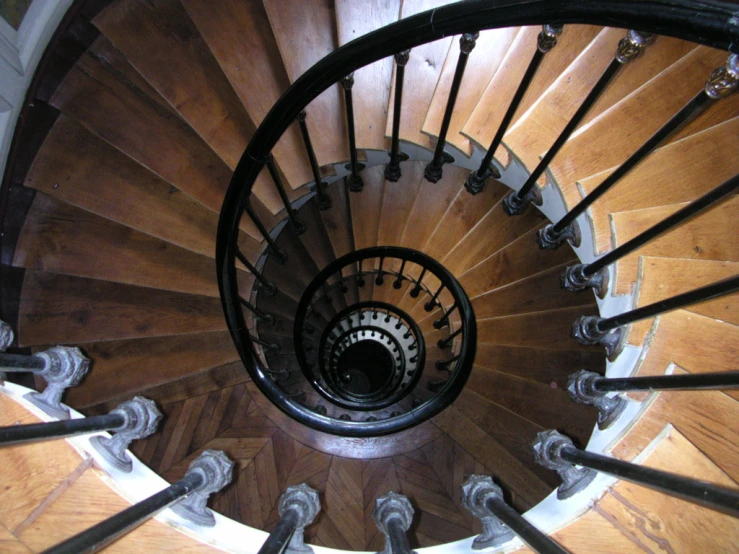 there are several spindles of wood on this staircase