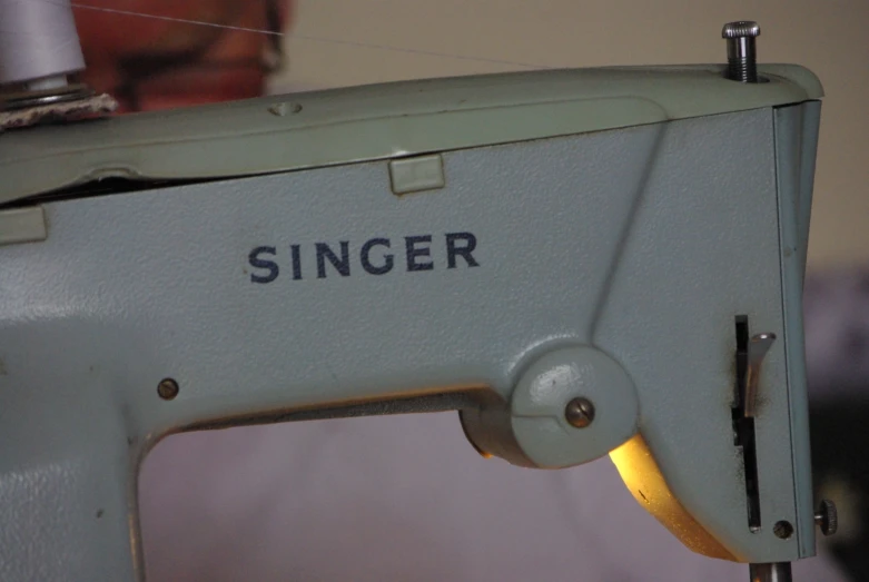 an old fashioned sewing machine that has the word singer on it