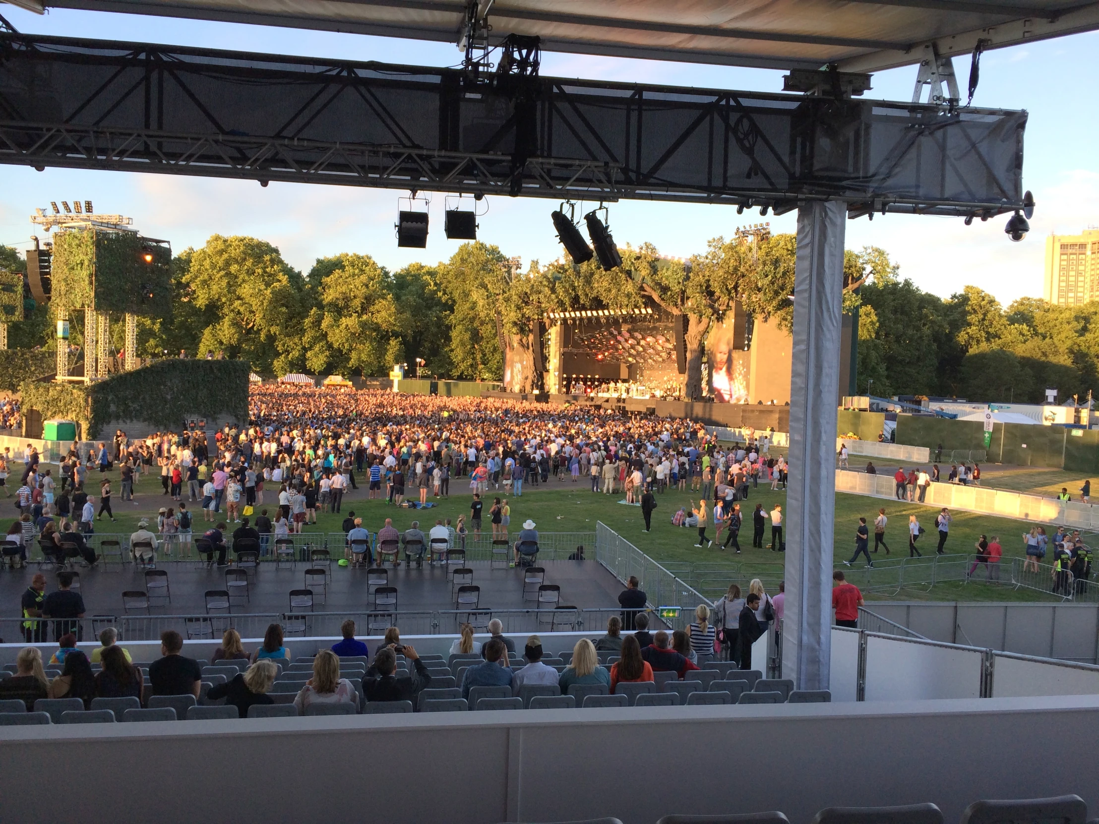 a large group of people sit around in the outdoor auditorium