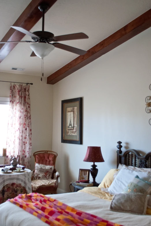 a bedroom with fan and windows with ds