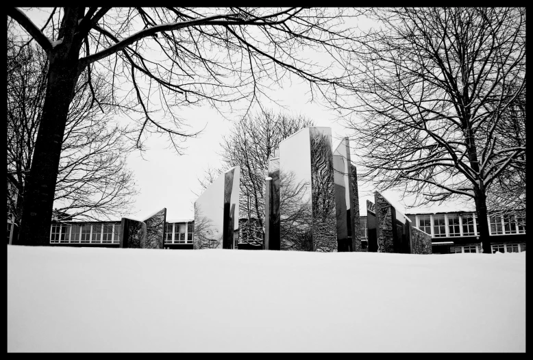 this is a po of a university cam in the snow