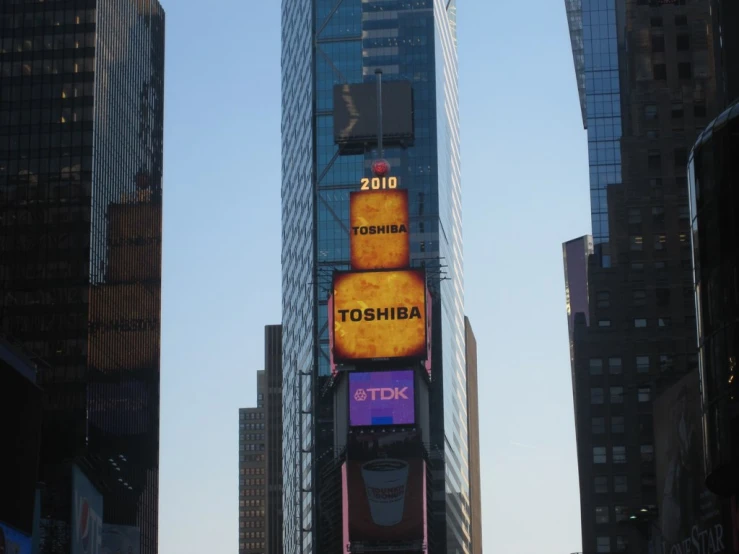 a city street filled with tall buildings and traffic