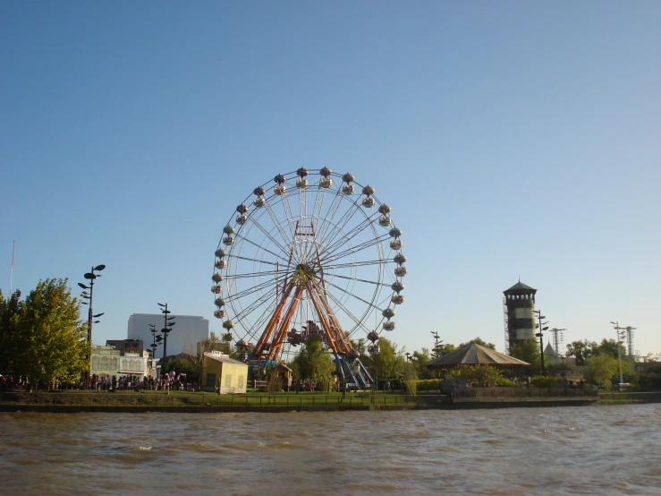 there are many ferris wheels on the lake