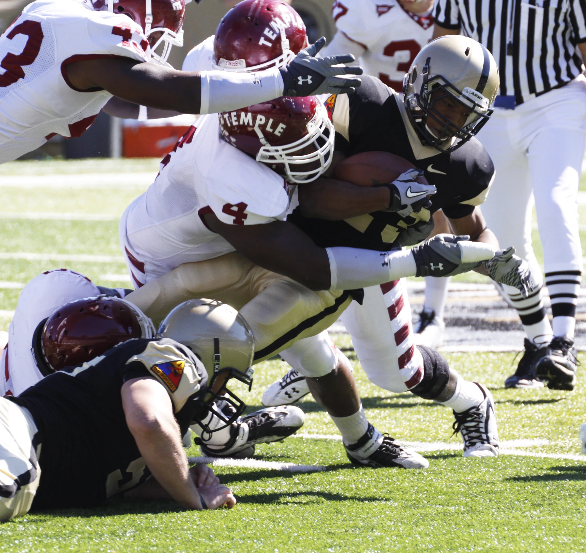 the university football team is on the field during the game