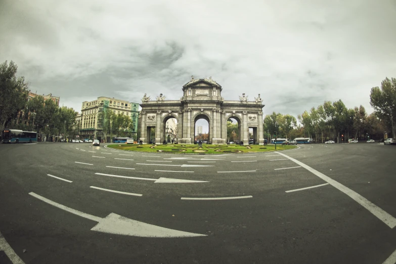 an outdoor view of the arch of triumph in an intersection