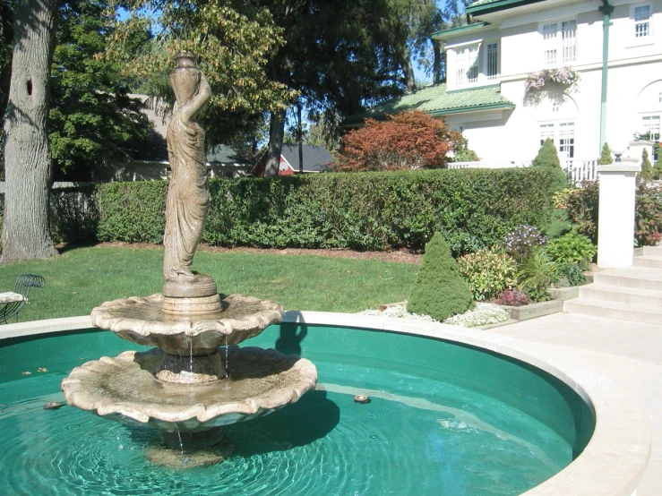 a fountain is sitting in front of a house