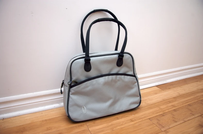 this is a po of someones grey handbag