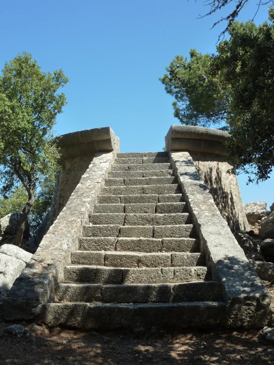 a very large set of stairs with moss on the side