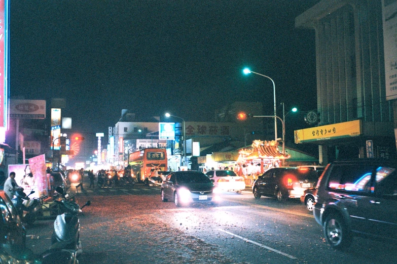 the traffic on the street at night with the lights off