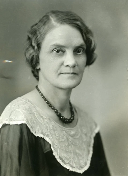 this woman is wearing an old - fashioned collar