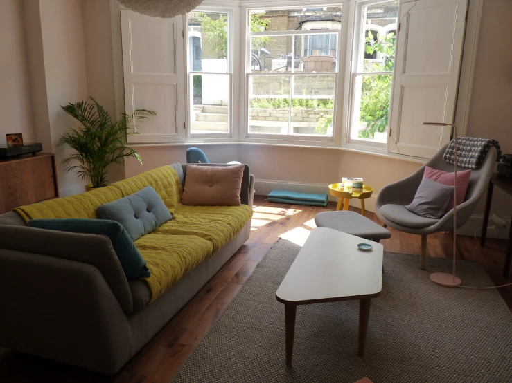 the couches and chairs in this living room are all made up