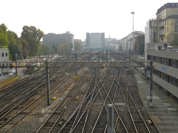 a bunch of train tracks going around a building