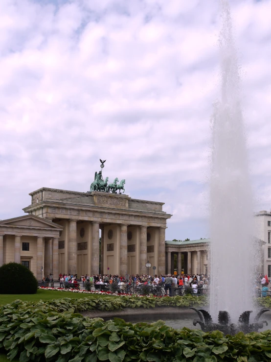 an outdoor fountain with a building behind it