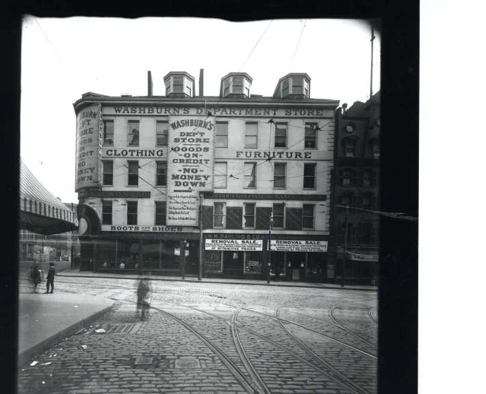 a building next to the road in the middle of an old po