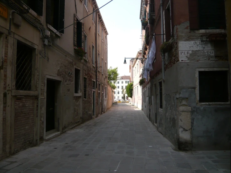 a empty alleyway in a city with buildings on both sides