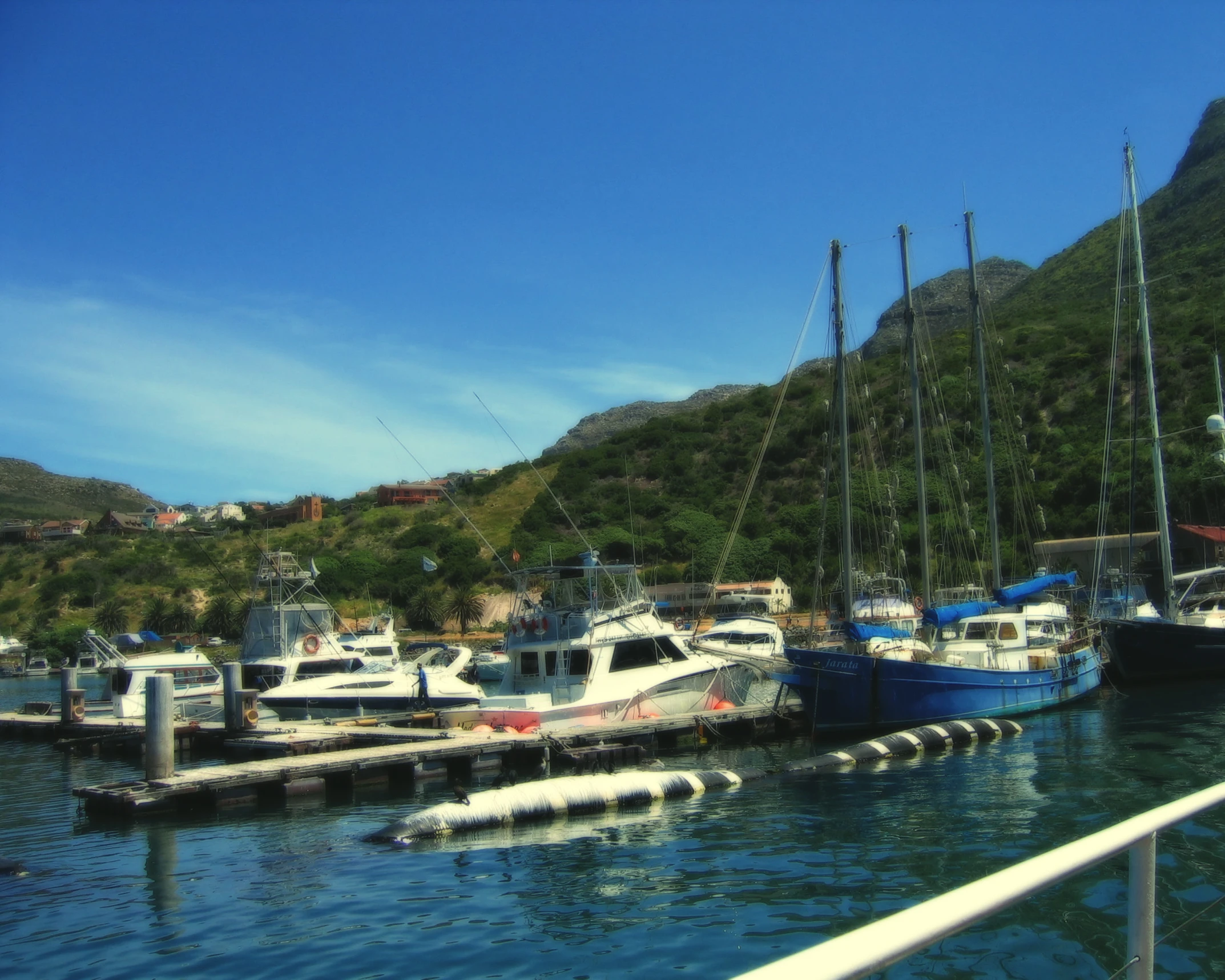 there are many boats that are in the harbor