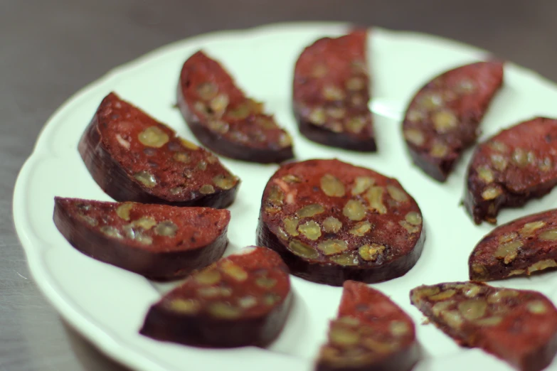 a plate that has several pieces of tomatoes on it