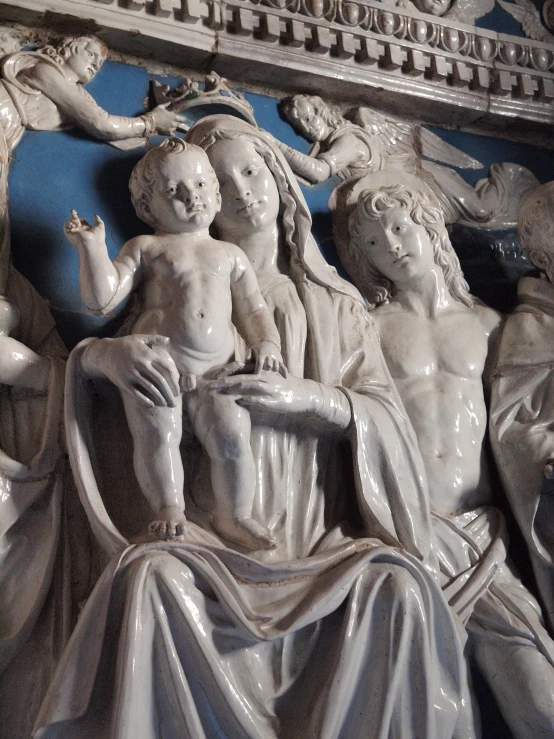 an artistic statue of the last century showing cherubs surrounded by cherubs