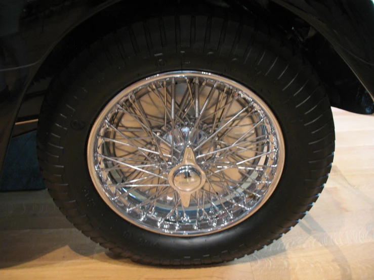 an image of a wheel with tire spokes on it