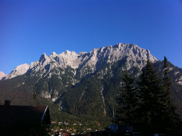 some mountains and buildings are all against each other