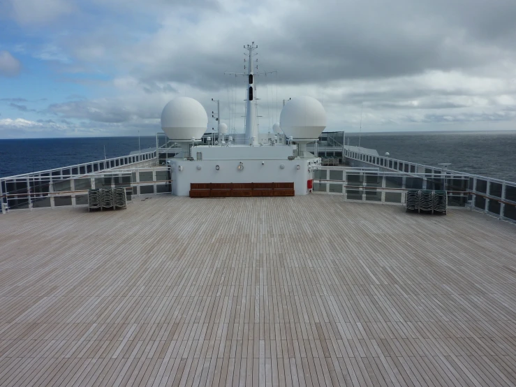 there is a boat that is parked on the dock