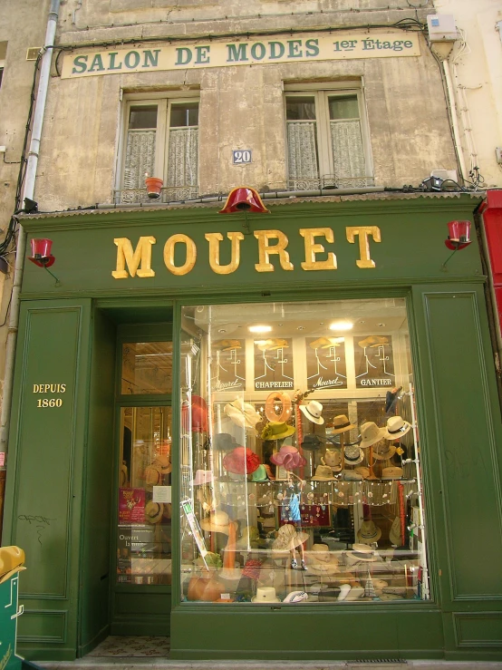 a green store front with the words mourte in french