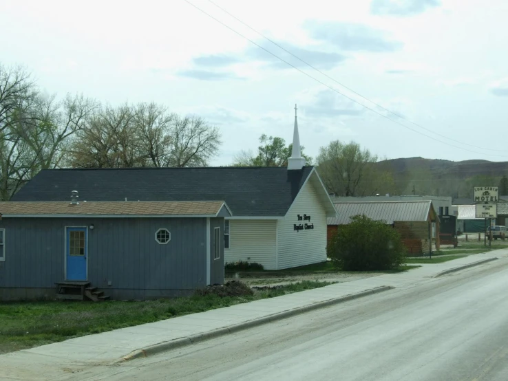 a couple of houses sit on the side of the road