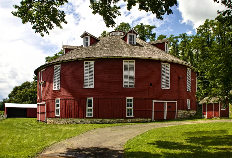 an image of an old fashioned red barn