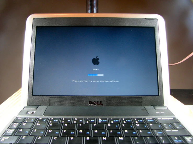 an apple laptop computer sits on the desk