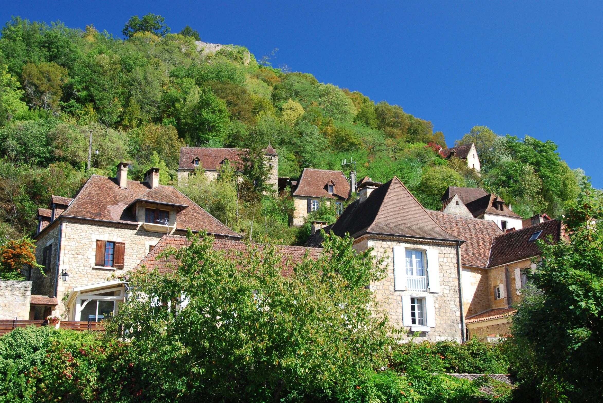 the sky is very clear over the houses