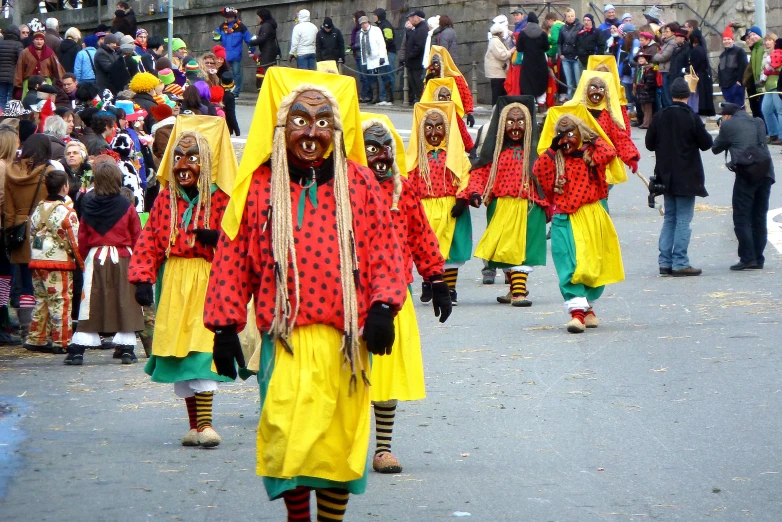 there are many people dressed in costumes walking down the street