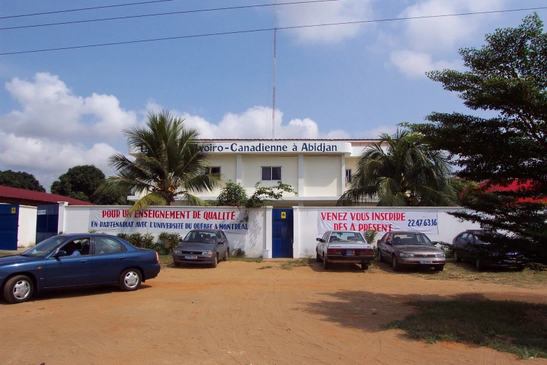 a large building with several cars parked in front of it