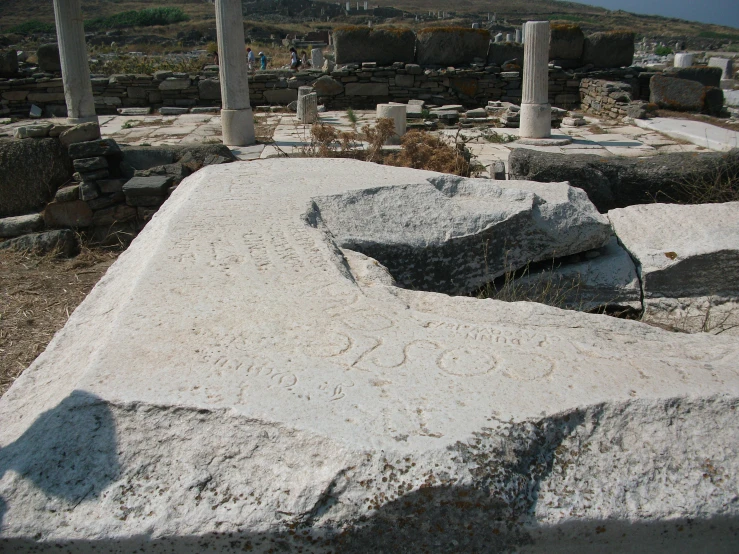 the stone structure shows only two pieces of cement