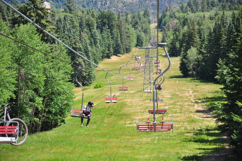 there are many park benches and a chair lift