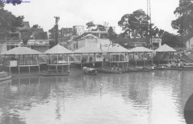 there is a small boat with people walking on the docks