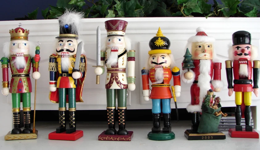 a line of toy soldiers that are next to each other